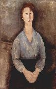 Sitzende Frau mit blauer Bluse